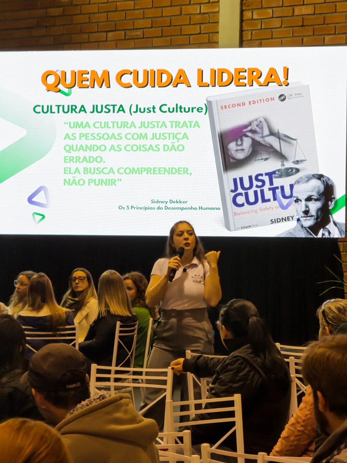 Dinâmica em grupo durante um treinamento da Pensar Crítico