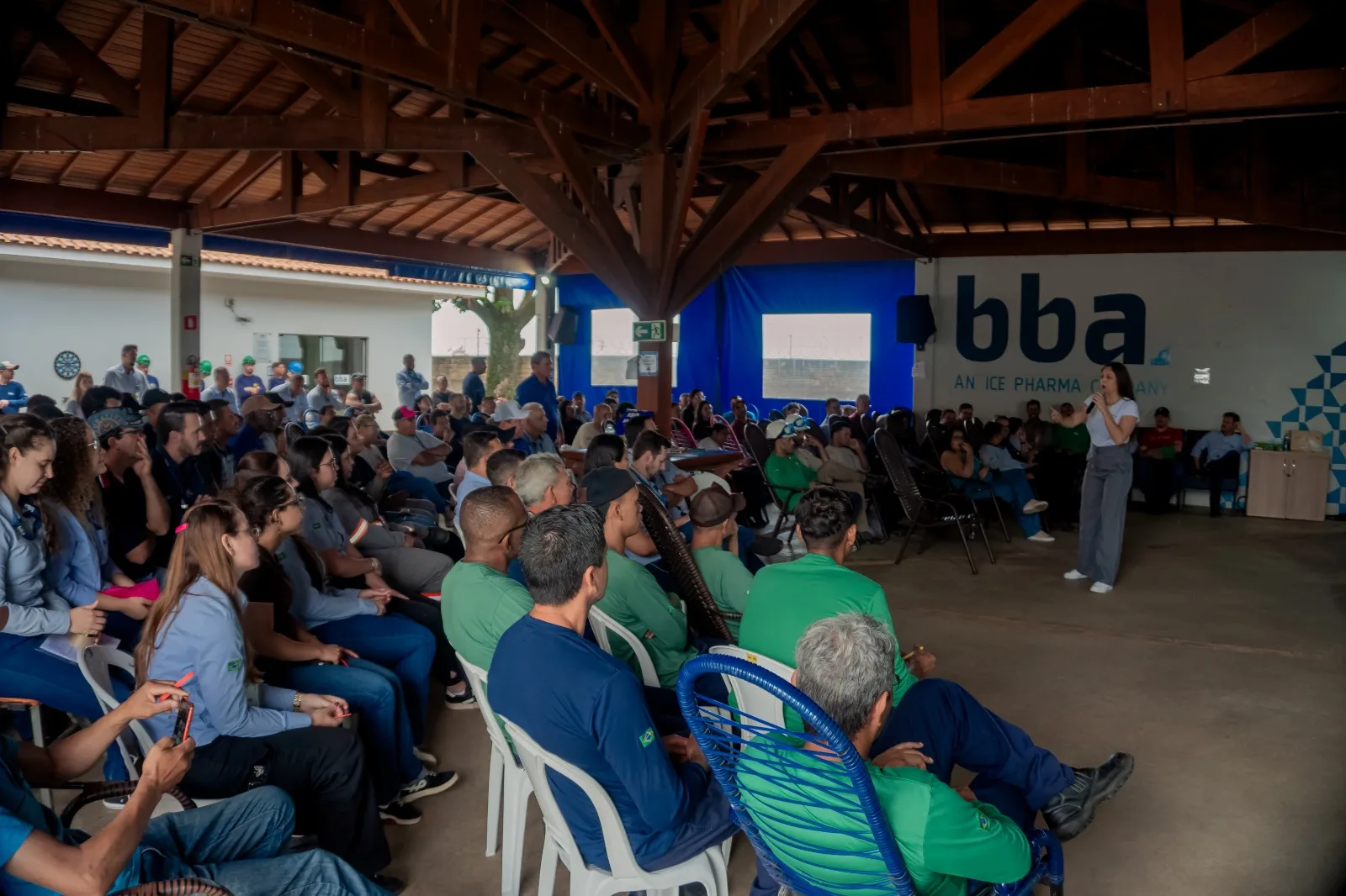 Palestra para plateia numa planta industrial